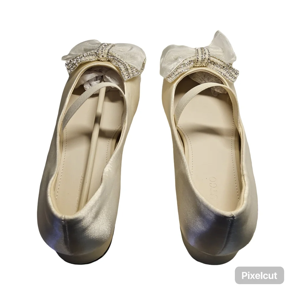 NWOT Girls Size 4 Charming Kids Dress Shoes with Bow Accent Cream Colored
